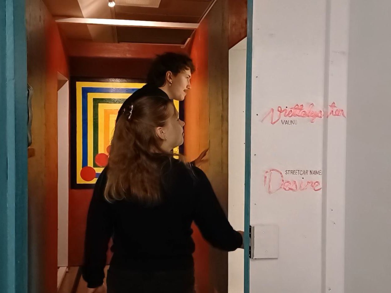 taidenäyttely-pakohuone-sisään-astuminen