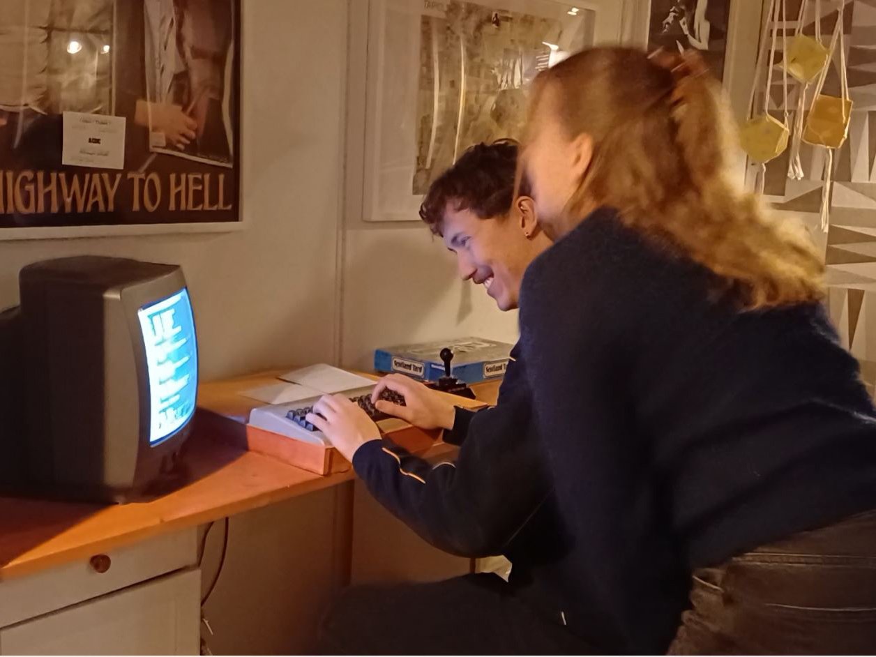 villea-odottaessa-pakohuone-commodore64-pelaamassa