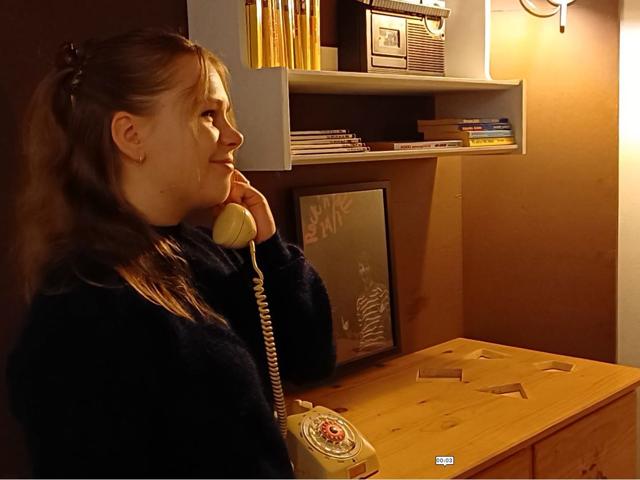 villea-odottaessa-pakohuone-puhelinsoitto